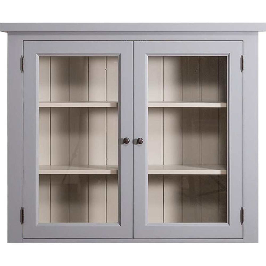 Törtfehér és bézs színű konyhai faliszekrény, két üveges ajtóval, és két polccal.