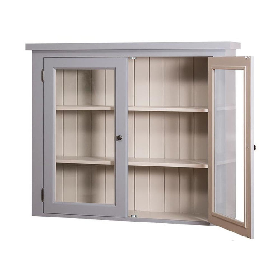 Törtfehér és bézs színű konyhai faliszekrény, két üveges ajtóval, és két polccal.