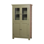 Country stílusú üveges konyhaszekrény négy polccal. Színe: olívazöld.