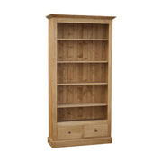 Natúr hatású, pácolt fenyőfa könyvszekrény négy polccal és két fiókkal.