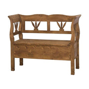 Country stílusú fenyőfa lóca, stilizált tulipán motívumokkal. Színe pácolt natúr.