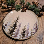 Skandináv stílusú, kézműves kerámia desszerttányér, téli fenyőerdő díszítéssel .