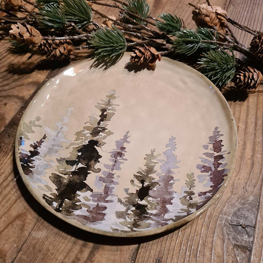 Skandináv stílusú, kézműves kerámia desszerttányér, téli fenyőerdő díszítéssel .