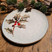 Skandináv stílusú, kézműves kerámia desszerttányér magyal díszítéssel..