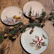 Skandináv stílusú, kézműves kerámia desszerttányér magyal díszítéssel..