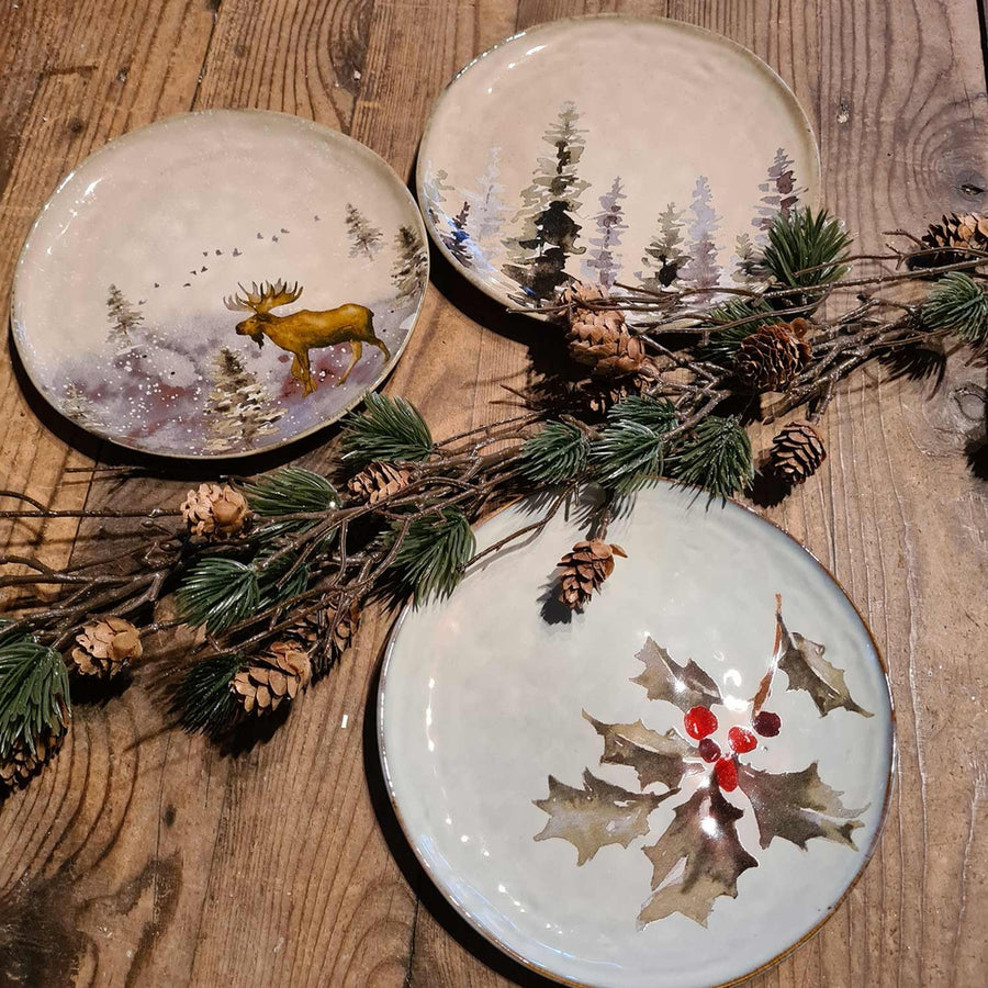 Skandináv stílusú, kézműves kerámia desszerttányér magyal díszítéssel..