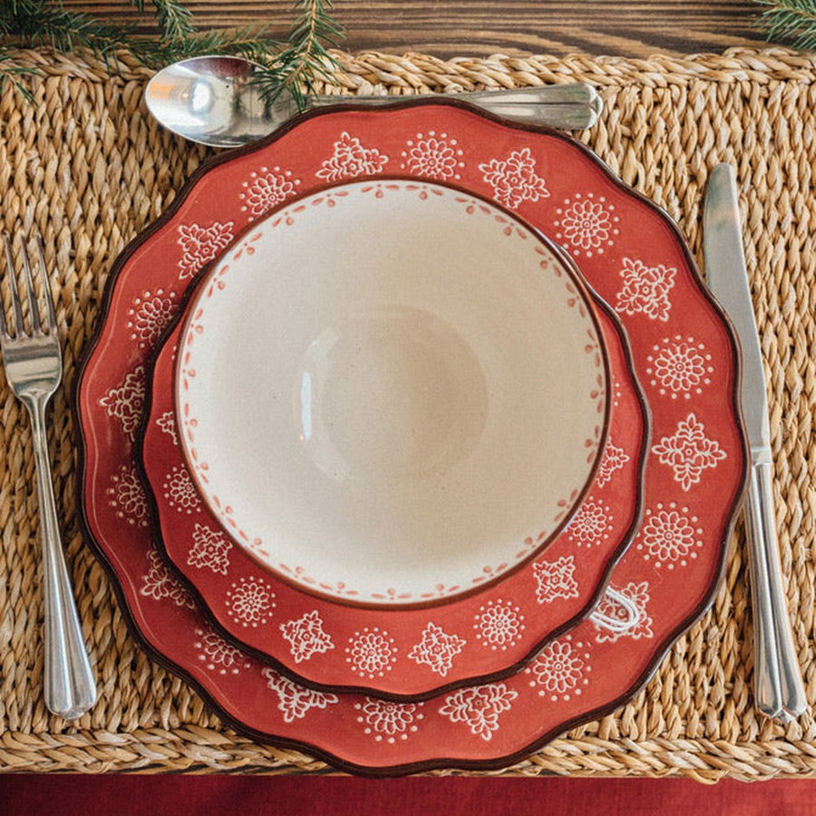 Skandináv stílusú, kézműves kerámia desszerttányér stilizált virágmotívum díszítéssel