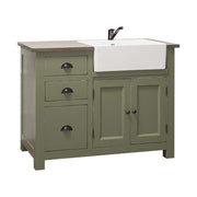 Fenyőfa mosogatószekrény, bal oldalán beépített, mély, négyszögletes kerámiakagylóval. A tárolsáról a bútor jobb oldalán elhelyzkedő két fiók, valamint ajtós táróló gondoskodik. A mosdókagyló alatt kétszárnyas ajtóval zárható tároló található. A bútor színe antikolt oliva zöld, a fedlap olajozott, natúr tölgyfa.