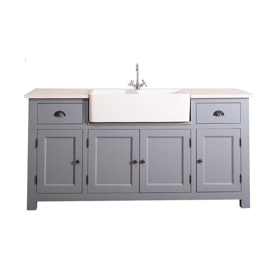 Fenyőfa mosogatószekrény, tölgyfalappal. A kétosztatú kerámiakagyló a szekrény közepén helyezkedik el. A tárolásról a szekrény két szélén kialakított egy-egy fiók, és ajtós tároló gondoskodik. A mosogatókagyló alatt kétajtós tároló található.