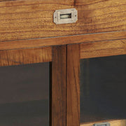 Nagy méretű, loft stílusú, mindifából készült modern formavilágú tálalószekrény vitrines tároló részlete