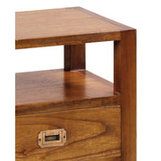 Loft stílusú, mindifából készült, kézműves éjjeliszekrény polc részlete.