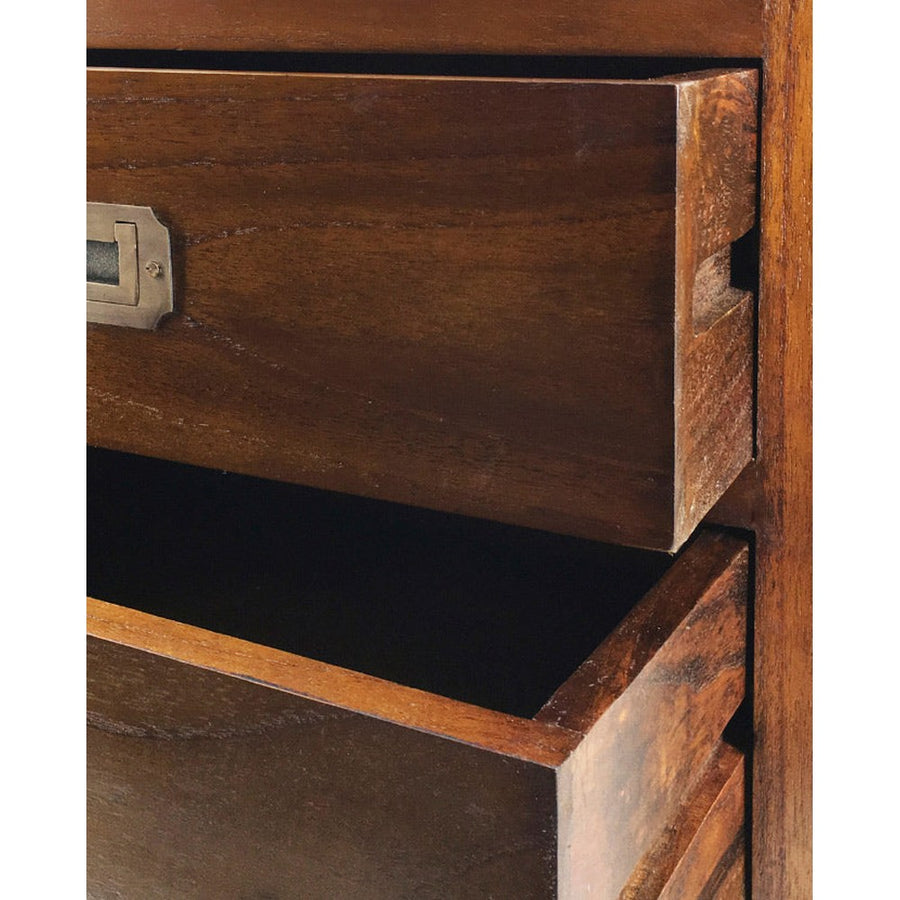 Loft stílusú, mindifából készült, kézműves éjjeliszekrény kihúzott fiók részlete.