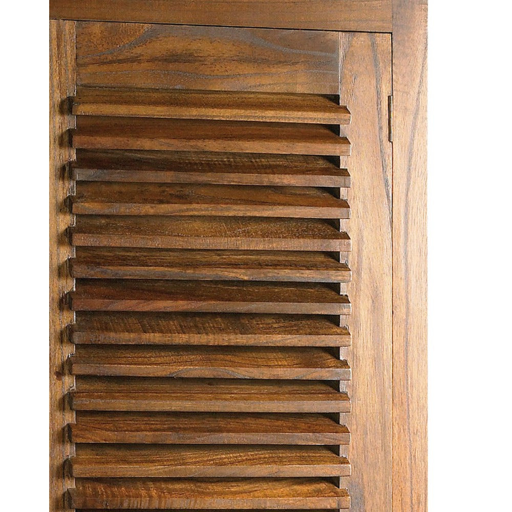 Egyedi dizájnt és szellőzést biztosító léces ajtó.