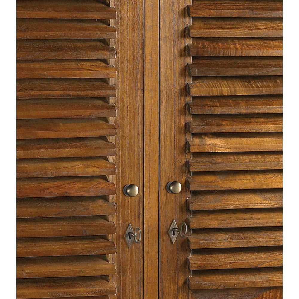 A fogantyúk, a kilincsek és a zárak bronzból készültek.