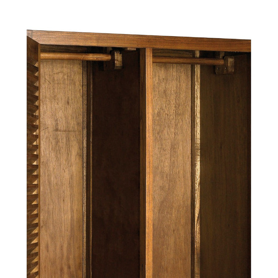 Loft stílusú mindifából készült gardróbszekrény vállfás részlete.