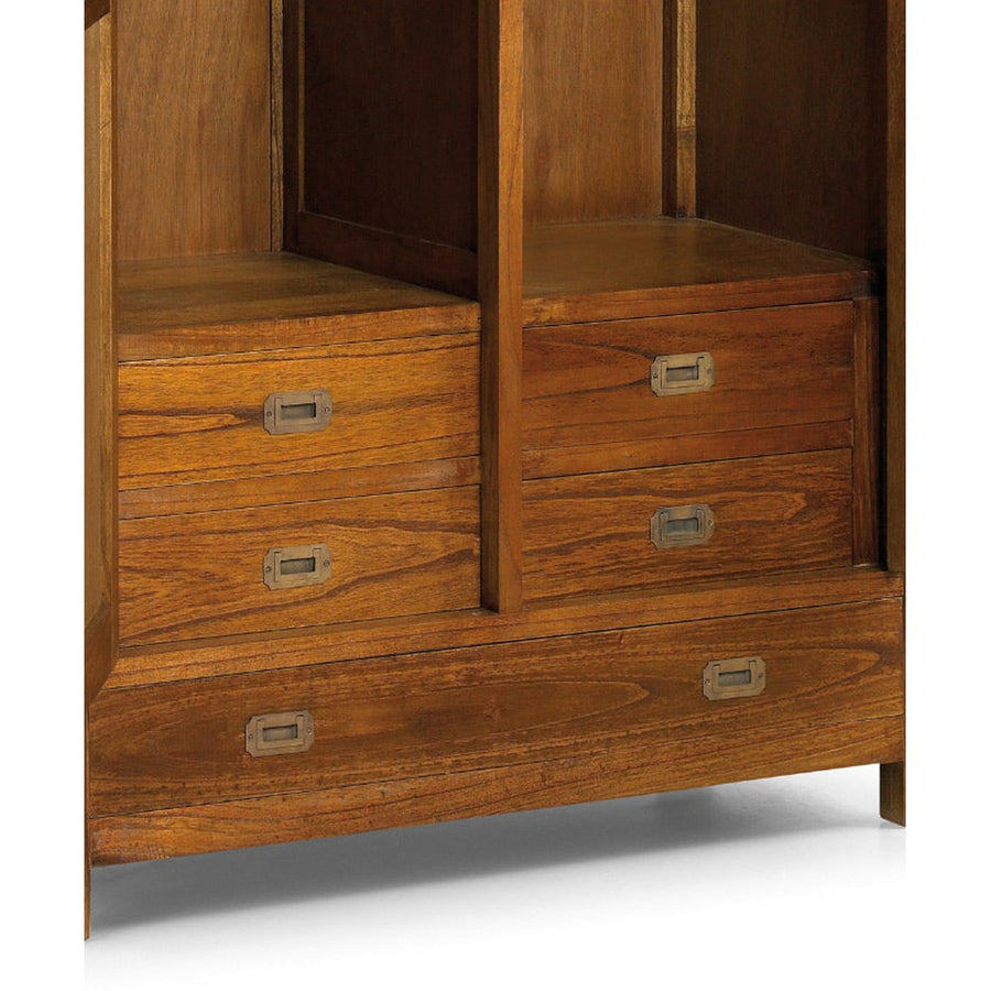 Loft stílusú mindifából készült gardróbszekrény fiókos részlete.