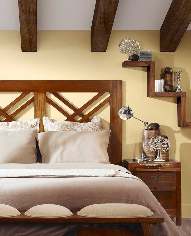 Loft stílusú bútorokkal berendezett hálószoba.