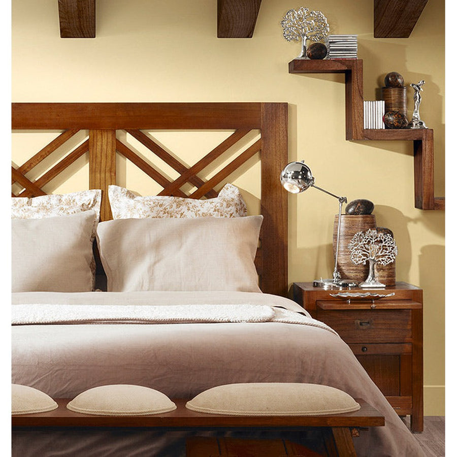 Loft stílusú bútorokkal berendezett hálószoba.