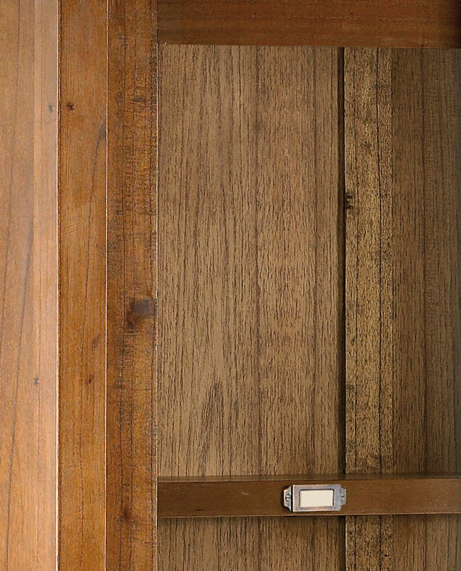 Loft stílusú, mindifából készült vitrines tárolószekrény polc részlete.