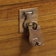 Loft stílusú, mindifából készült fa láda bronz lakat részlete.