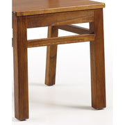 Loft stílusú, mindifából készült, modern formavilágú étkezőszék lábának részlete.