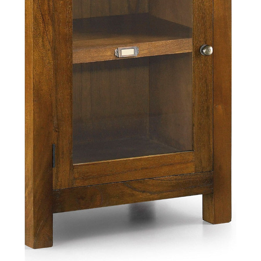 Loft stílusú, mindifából készült, modern formavilágú vitrines tárolószekrény polc részlete.