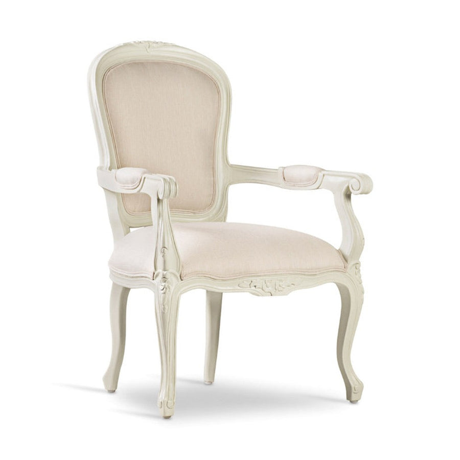 Klasszikus stílusú, törtfehér színű, bézs színű szövettel kárpitozott karosszék. A kényelemről a szélesedő háttámlája, a kárpitozott karfa, és puha ülés gondoskodik. A kecsesen faragott bútort szolid virágfaragások díszítik.