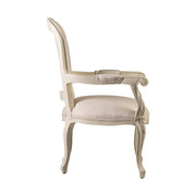 Klasszikus stílusú, törtfehér színű, bézs színű szövettel kárpitozott karosszék. A kényelemről a szélesedő háttámlája, a kárpitozott karfa, és puha ülés gondoskodik. A kecsesen faragott bútort szolid virágfaragások díszítik.