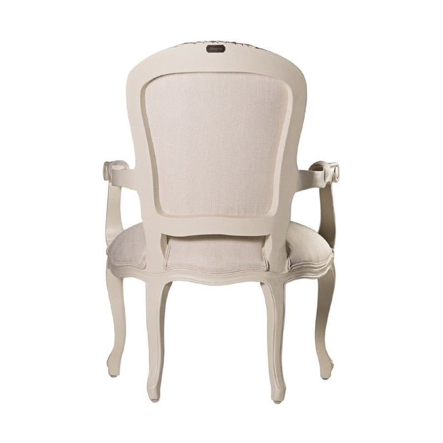 Klasszikus stílusú, törtfehér színű, bézs színű szövettel kárpitozott karosszék. A kényelemről a szélesedő háttámlája, a kárpitozott karfa, és puha ülés gondoskodik. A kecsesen faragott bútort szolid virágfaragások díszítik.