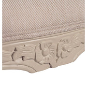 Dekoratív, faragott virágmotívum a karosszék ülésén.