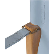 A bőrt kapcsok és szegecsek erősítik meg.