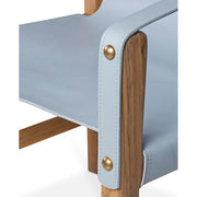 A bőrt szegecsek és kapcsok erősítik meg.