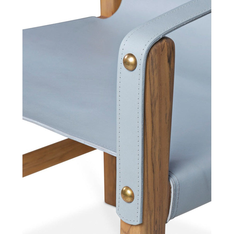 A bőrt szegecsek és kapcsok erősítik meg.