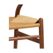 Kortárs stílusú, teakfából készült karosszék gyékényből szőtt ülőfelülettel.