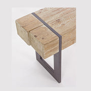 Skandináv stílusú, fenyőfából és fémből készült pad láb részlete.