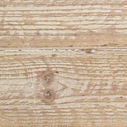 Skandináv stílusú, fenyőfából és fémből készült pad ülőfelület részlete.