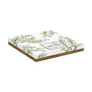 Zöldellő tavaszi faággal díszített, 19 cm átmérőjű, minőségi porcelánból készült desszerttányér díszdobozba csomagolva.