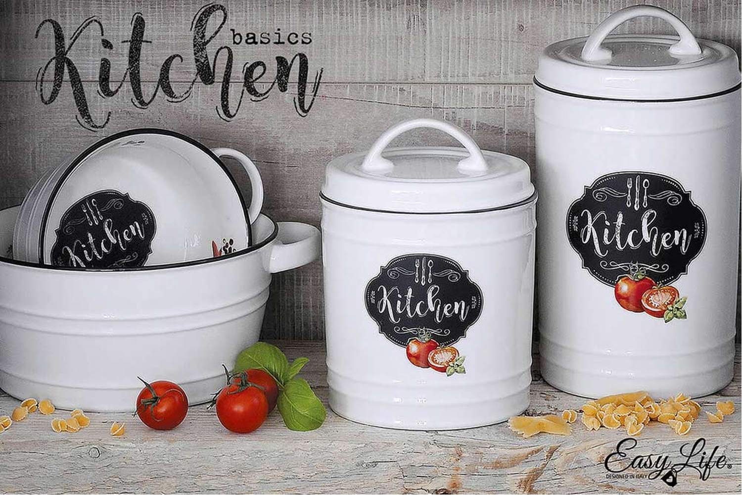 Fehér színű porcelán konyhai tárolók paradicsom mintával és kitchen felirattal szürke deszkafal előtt 