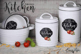 Fehér színű porcelán konyhai tárolók paradicsom mintával és kitchen felirattal szürke deszkafal előtt 