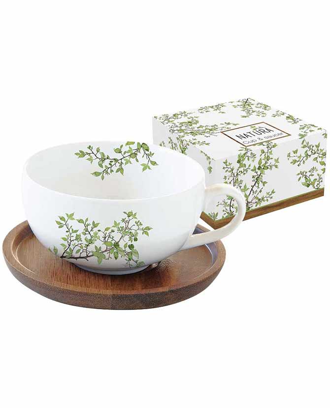 Zöldellő tavaszi faággal díszített, minőségi porcelánból készült teáscsésze akácfa alátéttel díszdobozba csomagolva a "Natura" kollekcióból