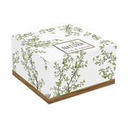 Zöldellő tavaszi faággal díszített, minőségi porcelánból készült teáscsésze akácfa alátéttel díszdobozba csomagolva a "Natura" kollekcióból