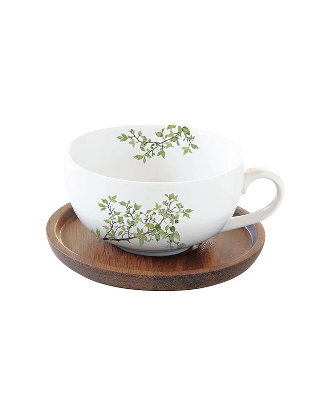 Zöldellő tavaszi faággal díszített, minőségi porcelánból készült teáscsésze akácfa alátéttel díszdobozba csomagolva a "Natura" kollekcióból