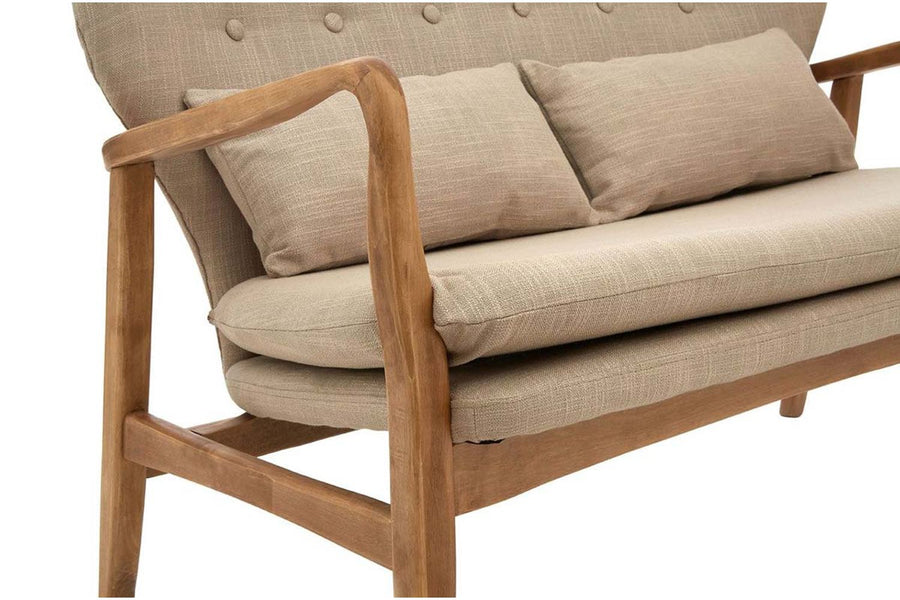 Skandináv stílusú, nyírfából készült kanapé bézs színű kárpitozással, ülő- és hátpárnákkal.