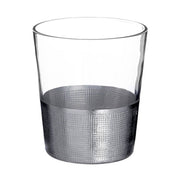 Modern, ezüstszínű fémmel díszített, röviditalos üveg pohár.