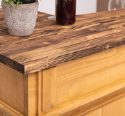 Tömör fenyőfából készült, waxolt natúr színű dekoratív bárpult natúr pácolt fedalappal.