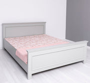 160 x 200 centiméteres, fenyőfából készült ágykeret. Festett, törtfehér színű.