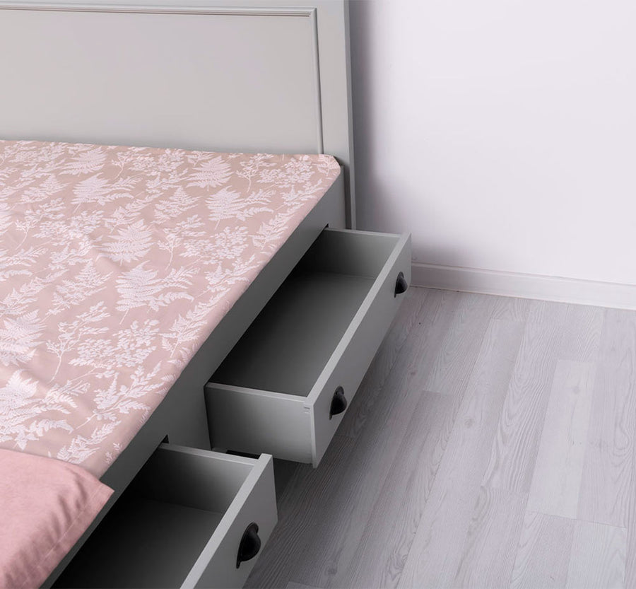 160 x 200 centiméteres, fenyőfából készült ágykeret. Festett, törtfehér színű.