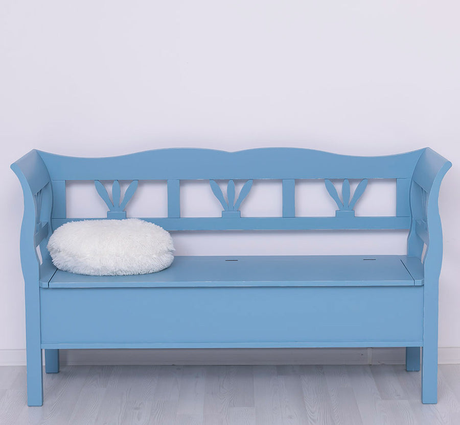 Dekoratív, tömör fenyőfából készült fenyőfa lóca, felnyitható fedlappal. Világoskék színű.