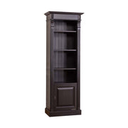 Sötétbarna színű, klasszikus stílusú könyvszekrény négy polccal és egy ajtós tárolóval. A bútor szélét dekoráció faragások díszítik.