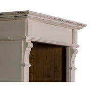 Antikolt fehér és natúr színű, klasszikus stílusú könyvszekrény négy polccal és egy ajtós tárolóval. A bútor szélét dekoráció faragások díszítik.